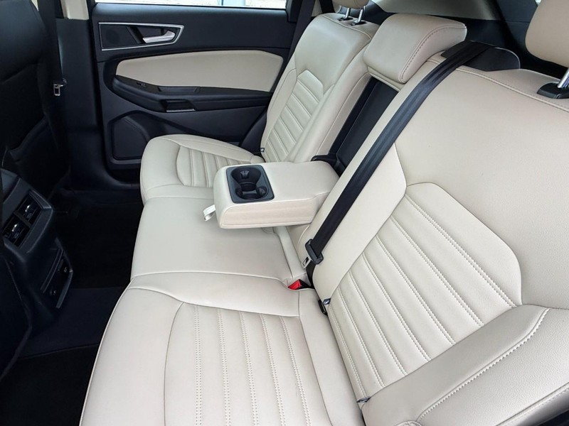 Ford Edge Vehicle Full-screen Gallery Image 19