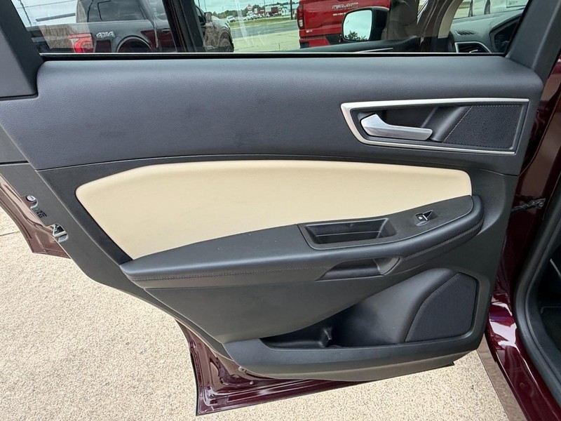 Ford Edge Vehicle Full-screen Gallery Image 24