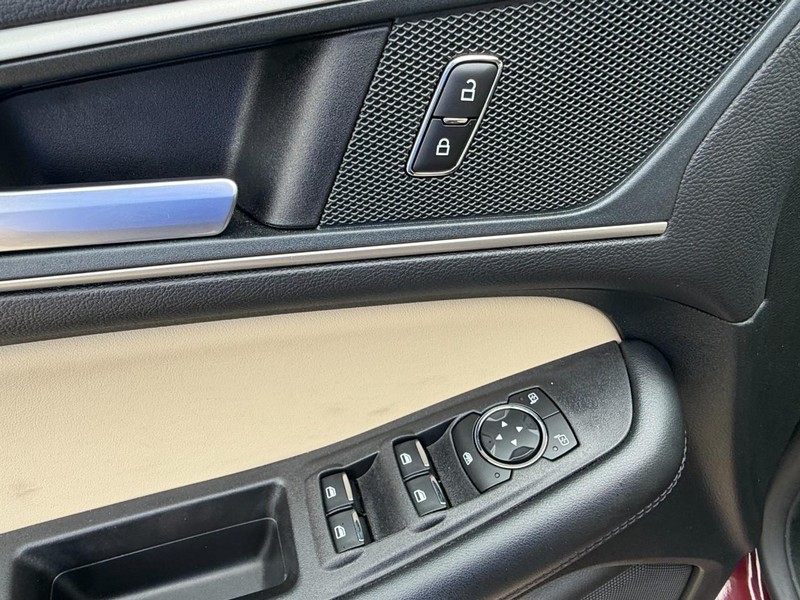 Ford Edge Vehicle Full-screen Gallery Image 28