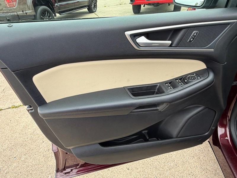 Ford Edge Vehicle Full-screen Gallery Image 29