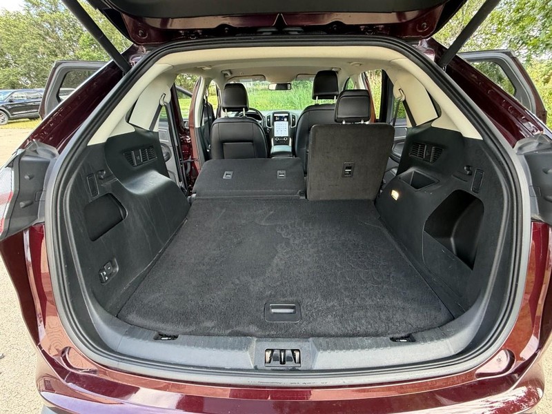Ford Edge Vehicle Full-screen Gallery Image 14