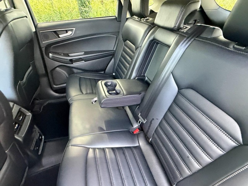 Ford Edge Vehicle Full-screen Gallery Image 18