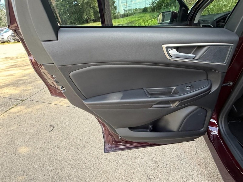 Ford Edge Vehicle Full-screen Gallery Image 21