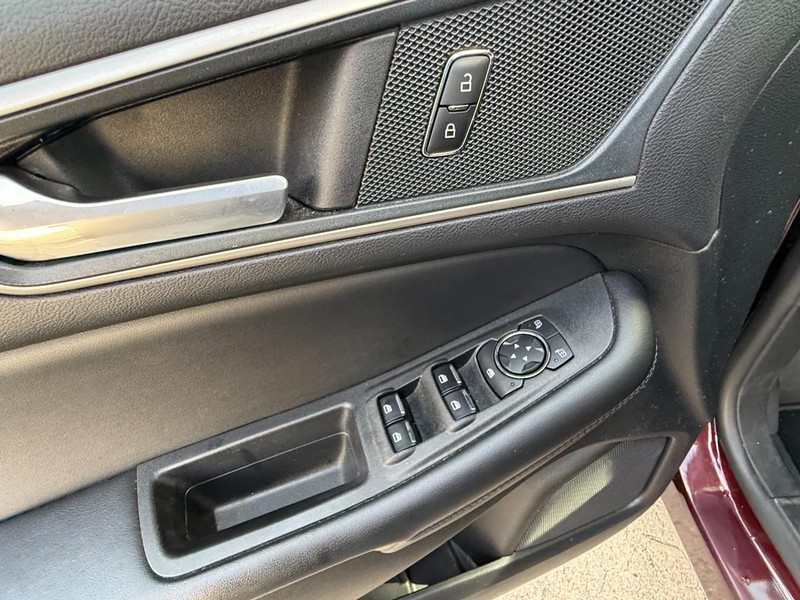 Ford Edge Vehicle Full-screen Gallery Image 25