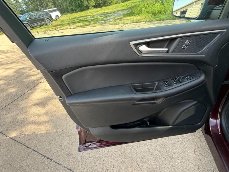 Ford Edge Vehicle Full-screen Gallery Image 26
