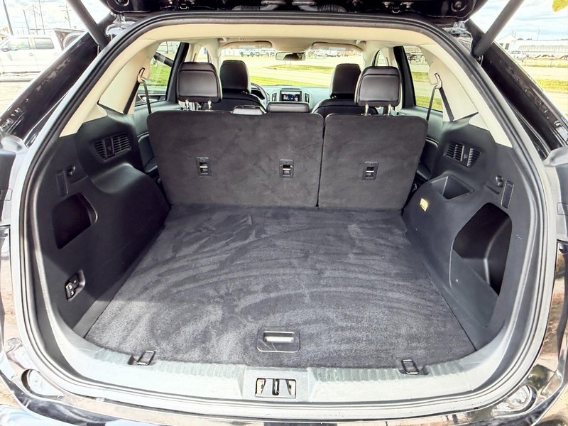Ford Edge Vehicle Full-screen Gallery Image 12