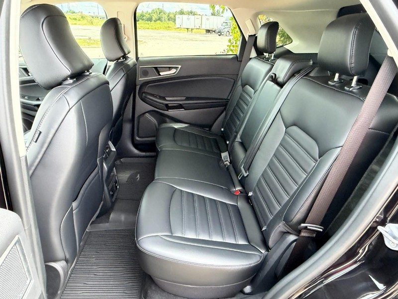 Ford Edge Vehicle Full-screen Gallery Image 17