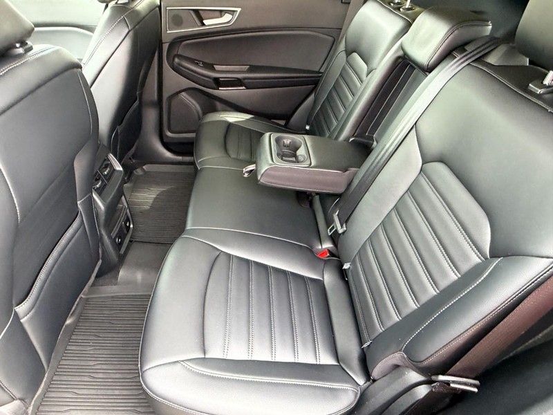 Ford Edge Vehicle Full-screen Gallery Image 18