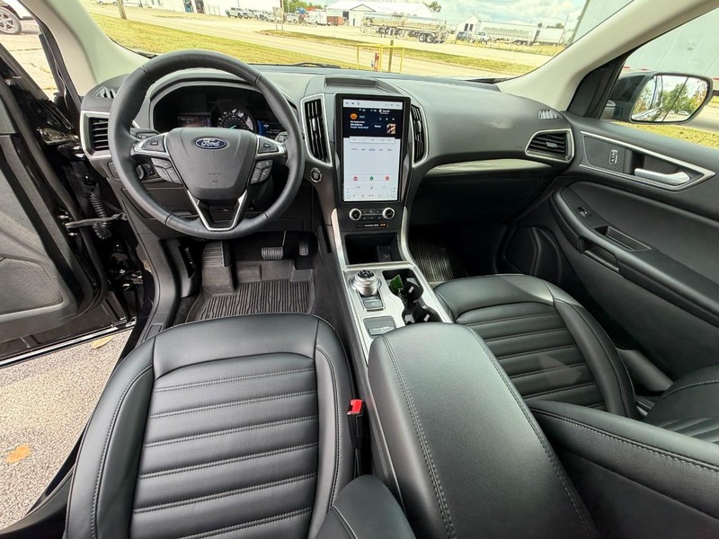 Ford Edge Vehicle Full-screen Gallery Image 21