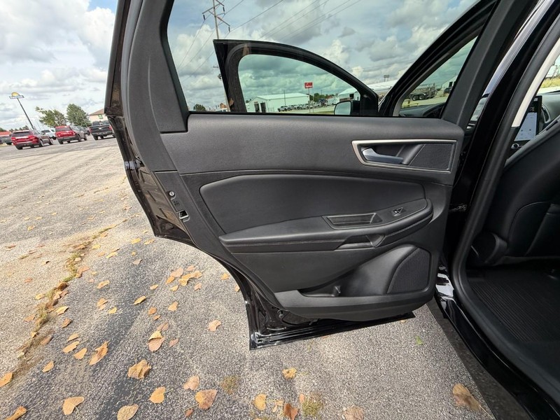 Ford Edge Vehicle Full-screen Gallery Image 22