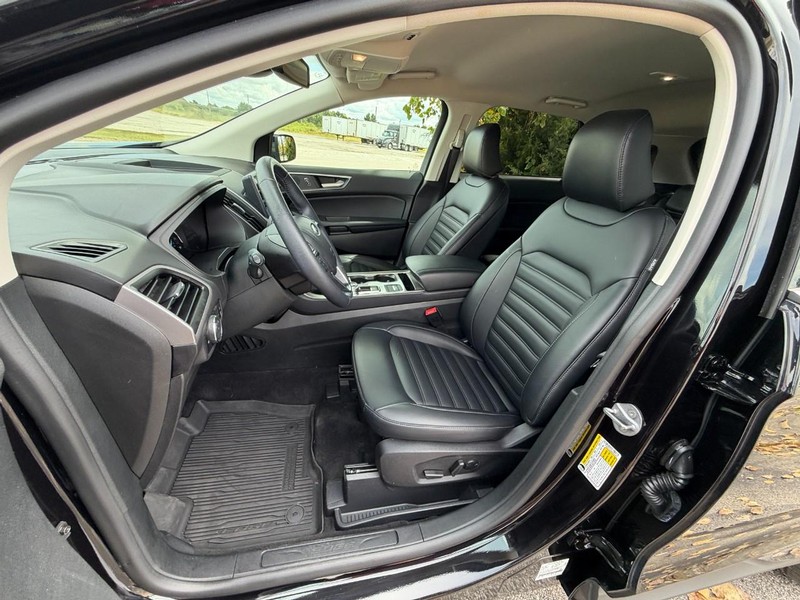 Ford Edge Vehicle Full-screen Gallery Image 23