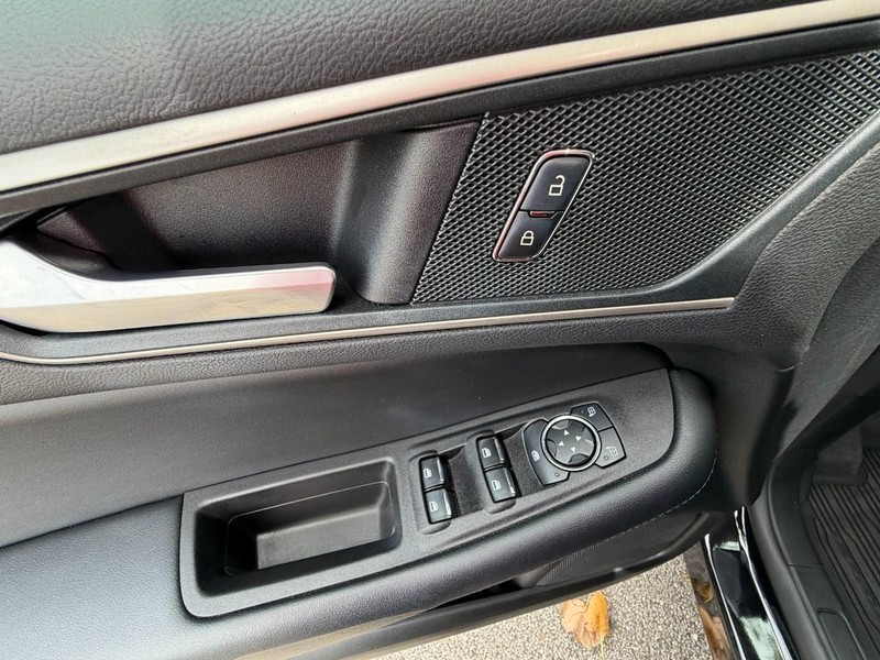 Ford Edge Vehicle Full-screen Gallery Image 26