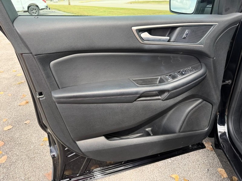 Ford Edge Vehicle Full-screen Gallery Image 27