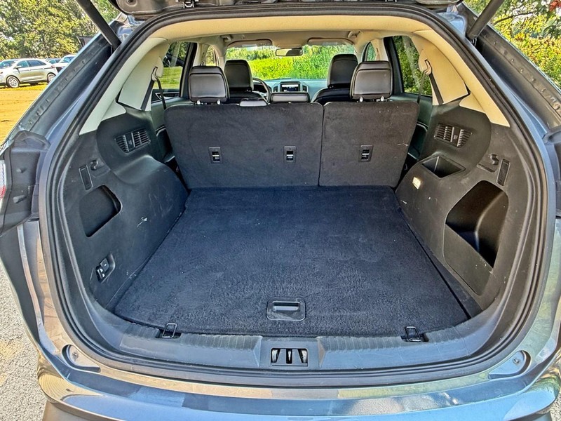 Ford Edge Vehicle Full-screen Gallery Image 12