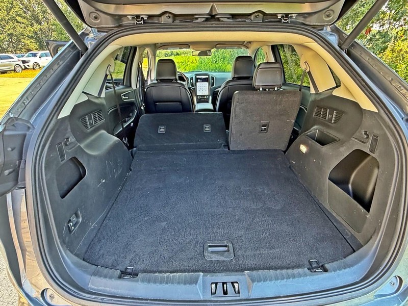 Ford Edge Vehicle Full-screen Gallery Image 14