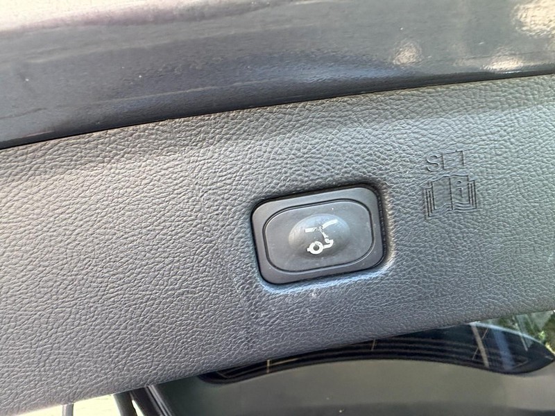 Ford Edge Vehicle Full-screen Gallery Image 16