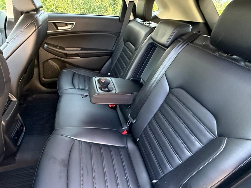 Ford Edge Vehicle Full-screen Gallery Image 18