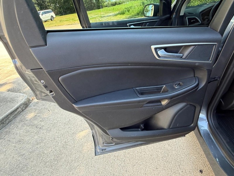 Ford Edge Vehicle Full-screen Gallery Image 21
