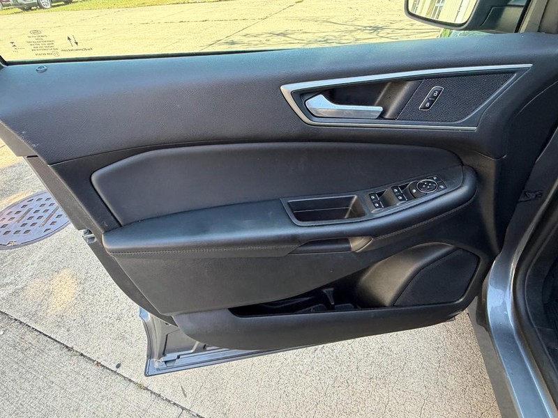 Ford Edge Vehicle Full-screen Gallery Image 26