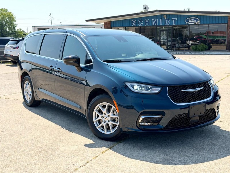 Chrysler Pacifica Vehicle Full-screen Gallery Image 02