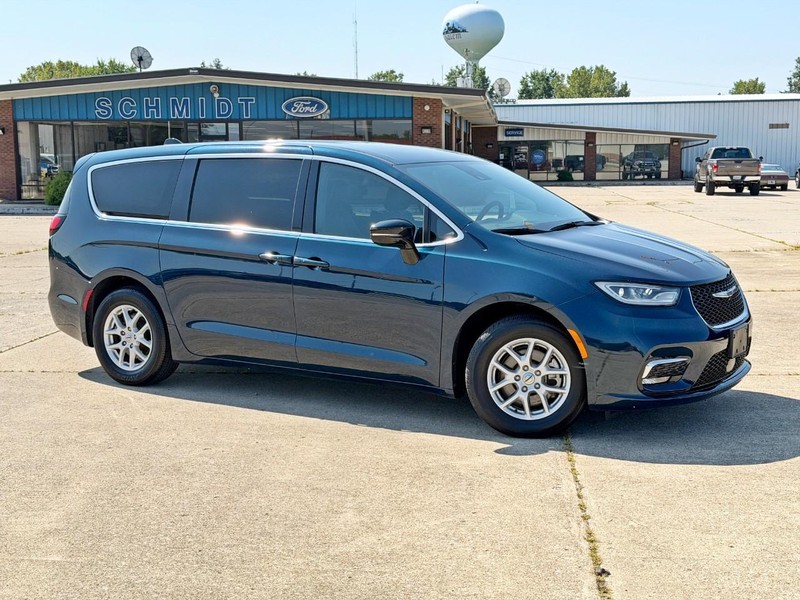 Chrysler Pacifica Vehicle Full-screen Gallery Image 03