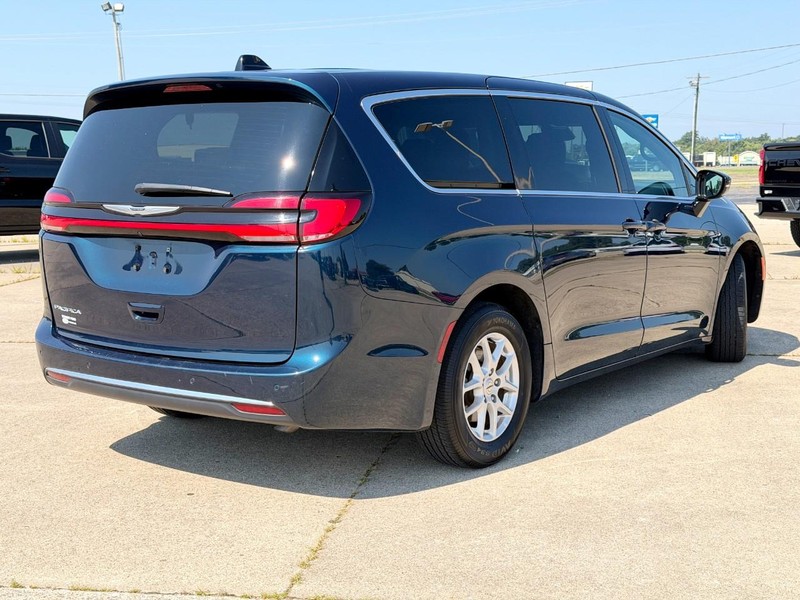 Chrysler Pacifica Vehicle Full-screen Gallery Image 04