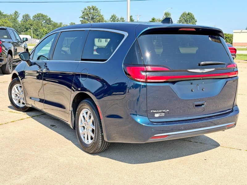 Chrysler Pacifica Vehicle Full-screen Gallery Image 05