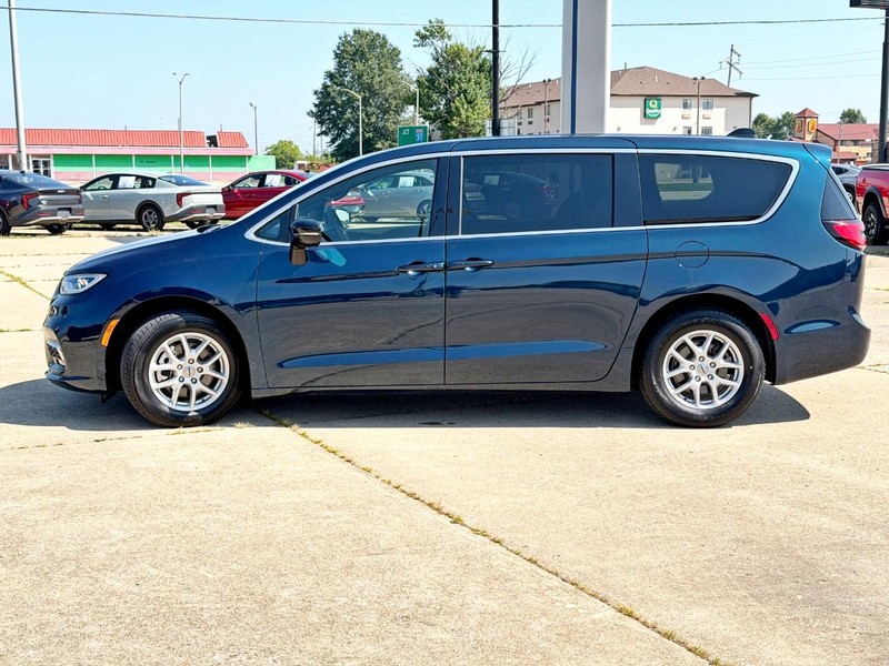 Chrysler Pacifica Vehicle Full-screen Gallery Image 06