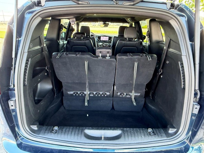 Chrysler Pacifica Vehicle Full-screen Gallery Image 12
