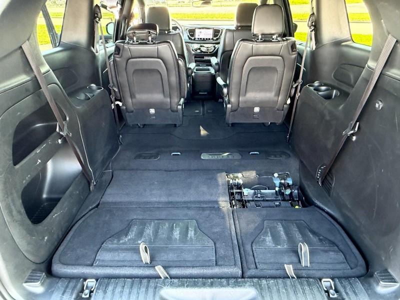 Chrysler Pacifica Vehicle Full-screen Gallery Image 13