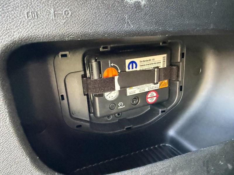 Chrysler Pacifica Vehicle Full-screen Gallery Image 16