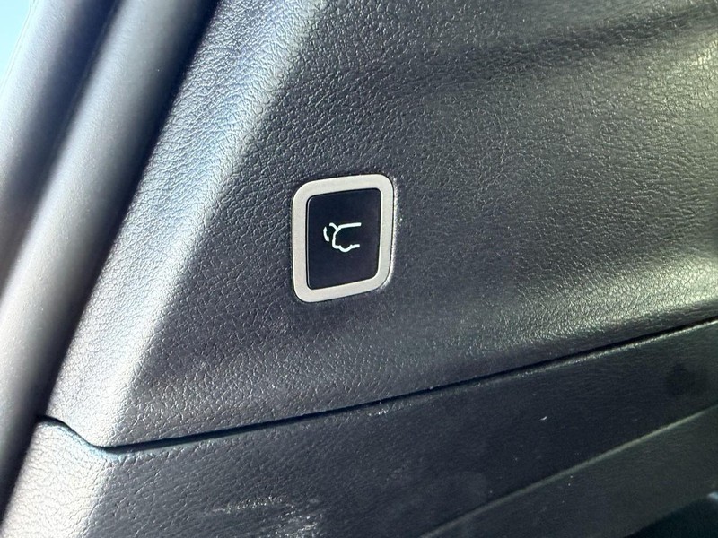 Chrysler Pacifica Vehicle Full-screen Gallery Image 17