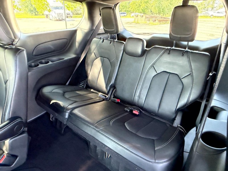 Chrysler Pacifica Vehicle Full-screen Gallery Image 18