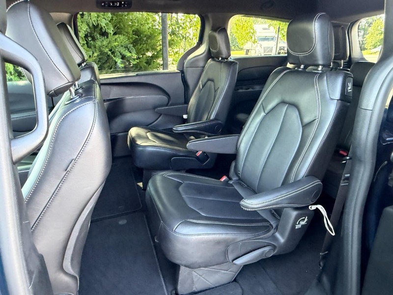 Chrysler Pacifica Vehicle Full-screen Gallery Image 19