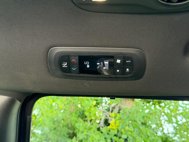 Chrysler Pacifica Vehicle Full-screen Gallery Image 20