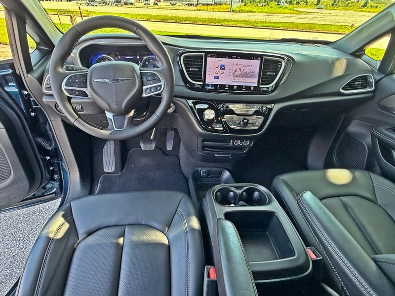 Chrysler Pacifica Vehicle Full-screen Gallery Image 22