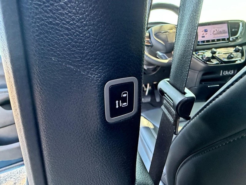 Chrysler Pacifica Vehicle Full-screen Gallery Image 23