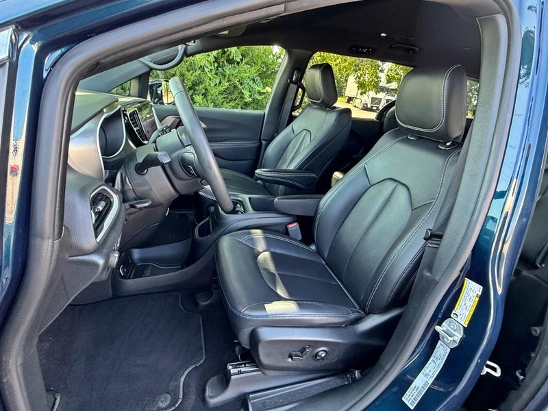 Chrysler Pacifica Vehicle Full-screen Gallery Image 24