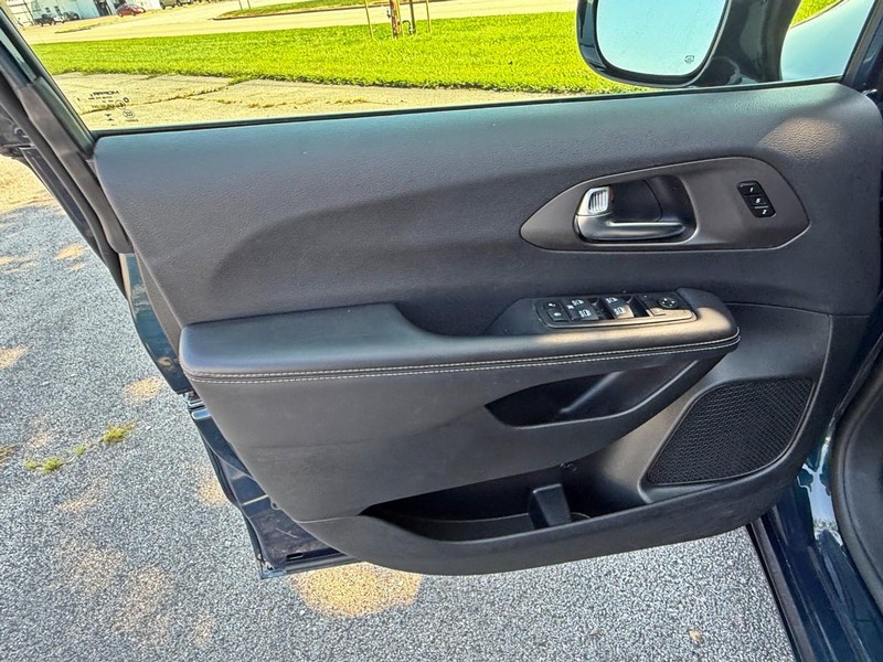 Chrysler Pacifica Vehicle Full-screen Gallery Image 28