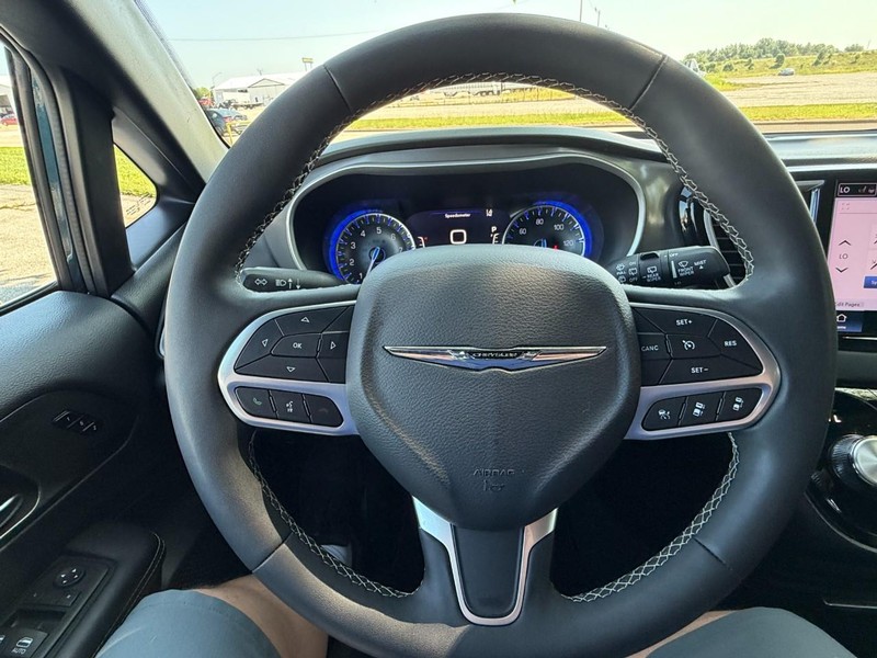 Chrysler Pacifica Vehicle Full-screen Gallery Image 29