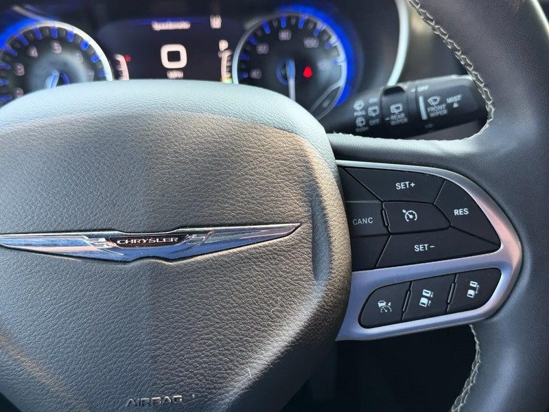Chrysler Pacifica Vehicle Full-screen Gallery Image 31