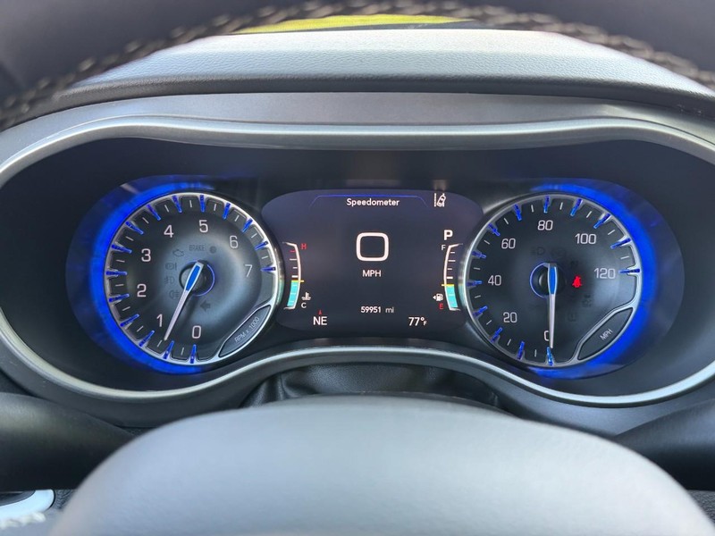 Chrysler Pacifica Vehicle Full-screen Gallery Image 32