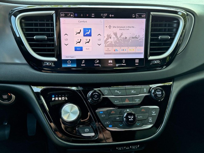 Chrysler Pacifica Vehicle Full-screen Gallery Image 35