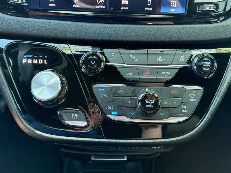 Chrysler Pacifica Vehicle Full-screen Gallery Image 46