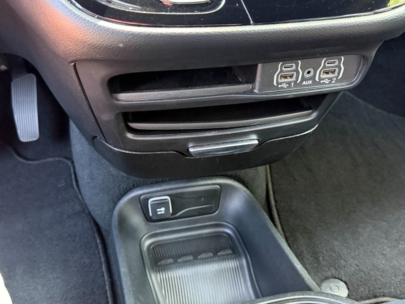 Chrysler Pacifica Vehicle Full-screen Gallery Image 47