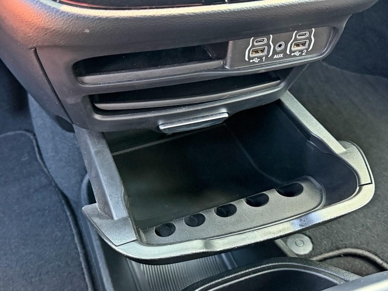 Chrysler Pacifica Vehicle Full-screen Gallery Image 48