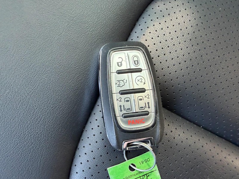 Chrysler Pacifica Vehicle Full-screen Gallery Image 51