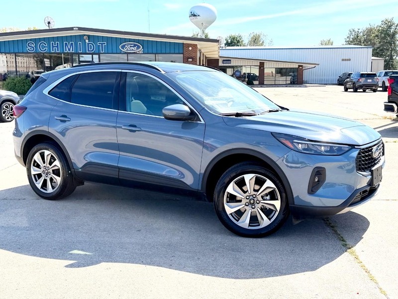 Ford Escape Vehicle Full-screen Gallery Image 03
