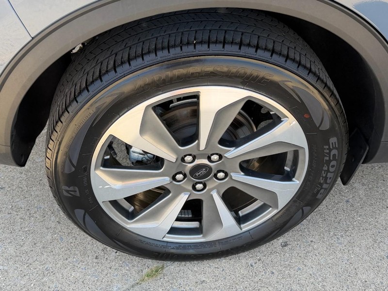 Ford Escape Vehicle Full-screen Gallery Image 10