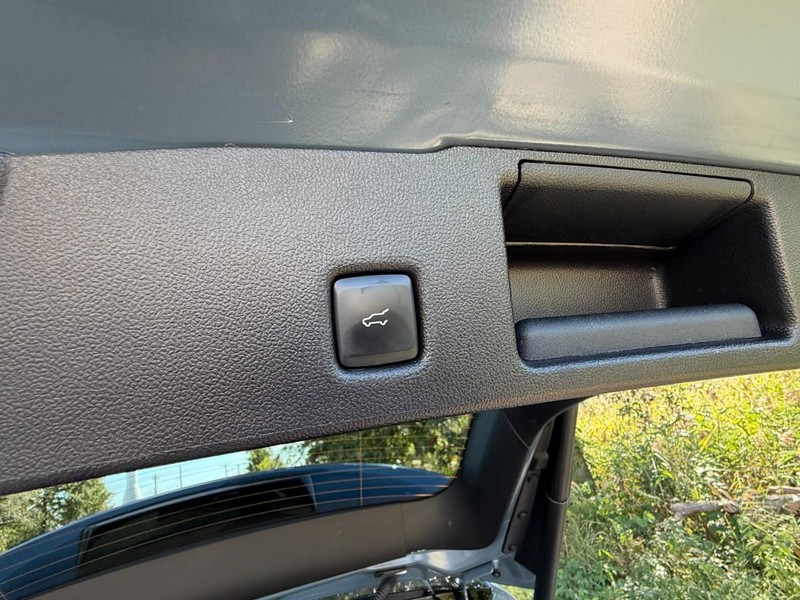 Ford Escape Vehicle Full-screen Gallery Image 14